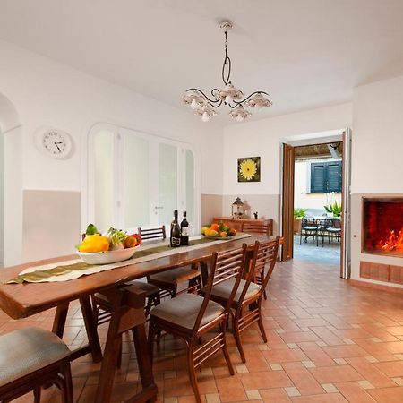 CASA SORRENTO, immerso nel verde a pochi passi dal centro Esterno foto