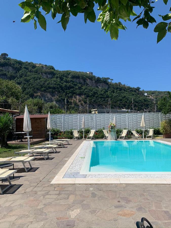 CASA SORRENTO, immerso nel verde a pochi passi dal centro Esterno foto