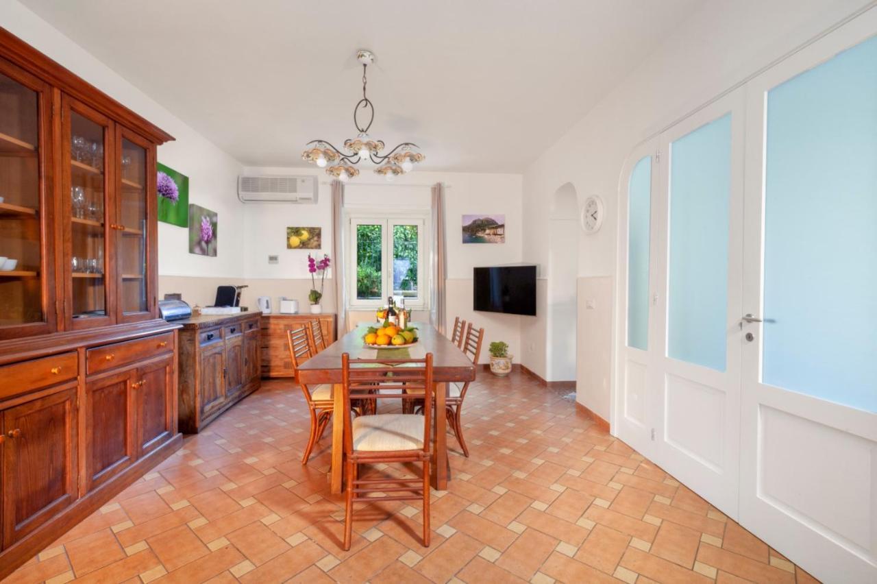 CASA SORRENTO, immerso nel verde a pochi passi dal centro Esterno foto