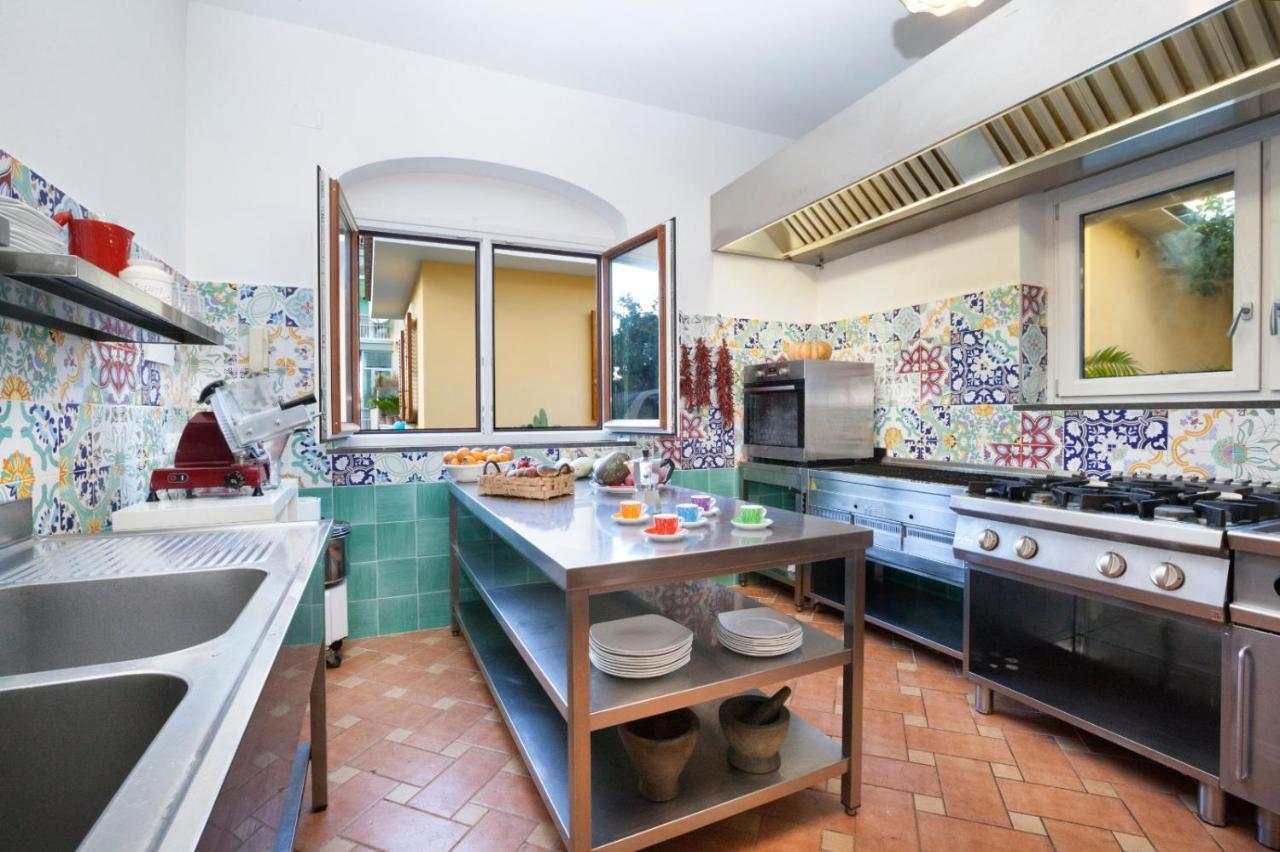 CASA SORRENTO, immerso nel verde a pochi passi dal centro Esterno foto