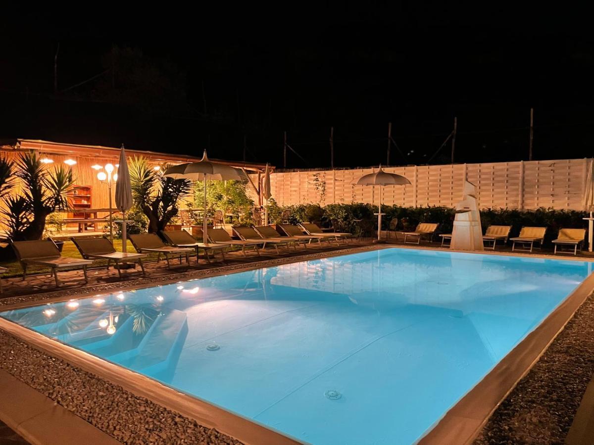 CASA SORRENTO, immerso nel verde a pochi passi dal centro Esterno foto