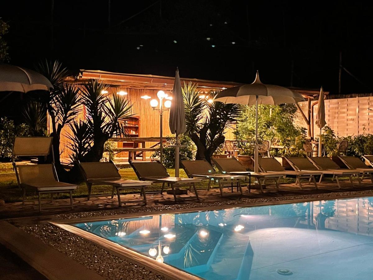 CASA SORRENTO, immerso nel verde a pochi passi dal centro Esterno foto