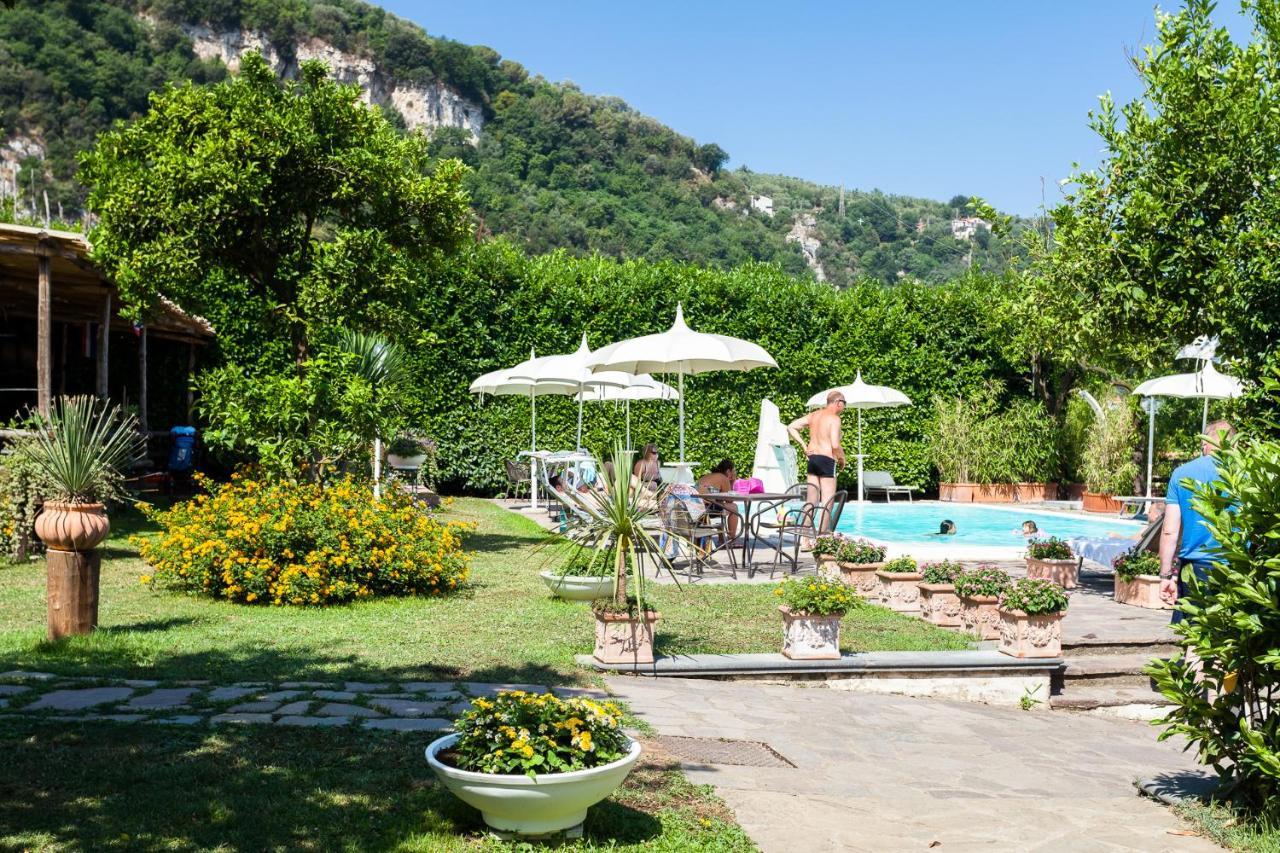 CASA SORRENTO, immerso nel verde a pochi passi dal centro Esterno foto