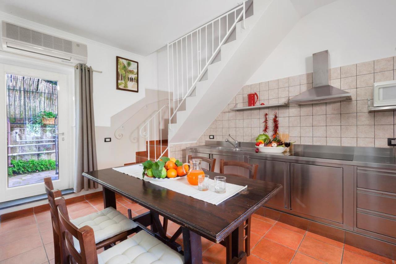 CASA SORRENTO, immerso nel verde a pochi passi dal centro Esterno foto