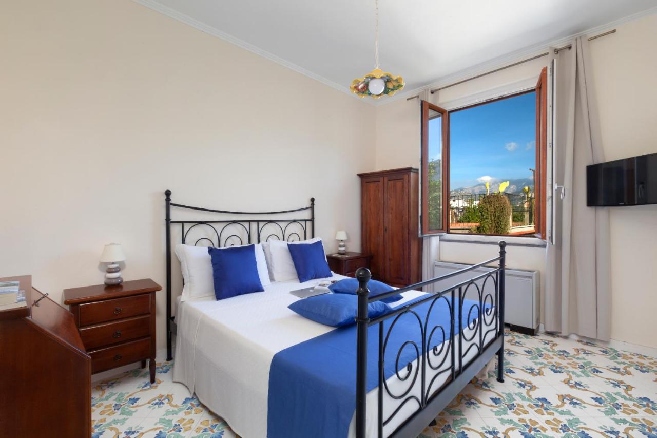 CASA SORRENTO, immerso nel verde a pochi passi dal centro Esterno foto