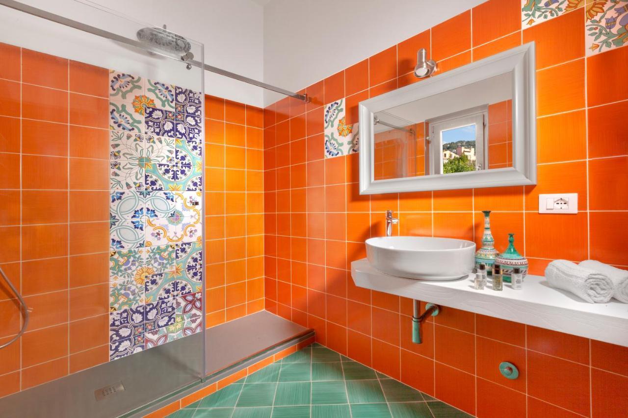 CASA SORRENTO, immerso nel verde a pochi passi dal centro Esterno foto