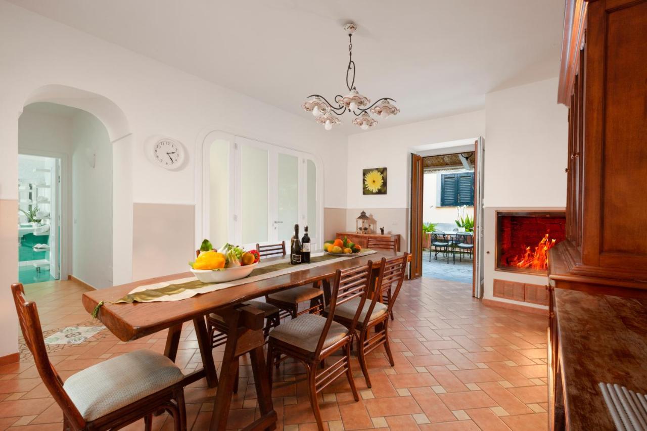 CASA SORRENTO, immerso nel verde a pochi passi dal centro Esterno foto