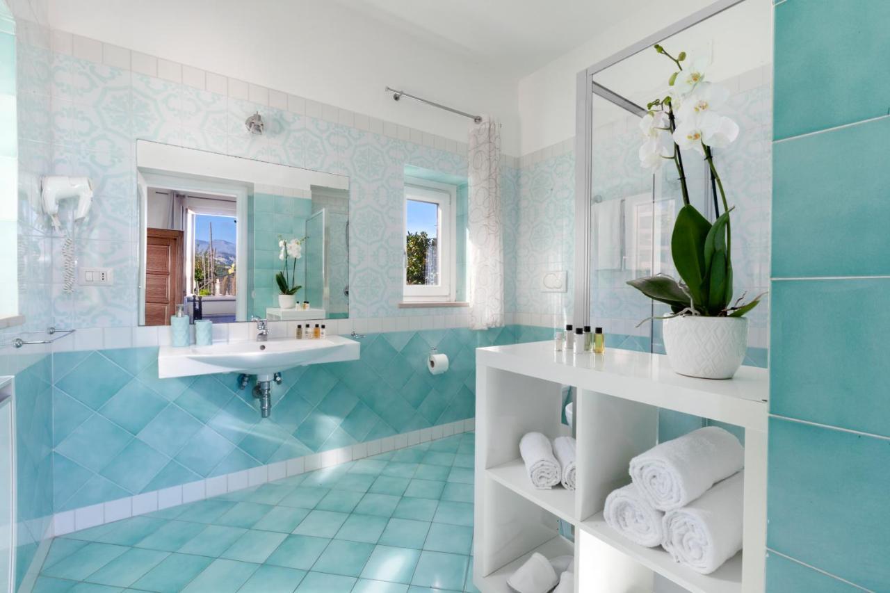 CASA SORRENTO, immerso nel verde a pochi passi dal centro Esterno foto