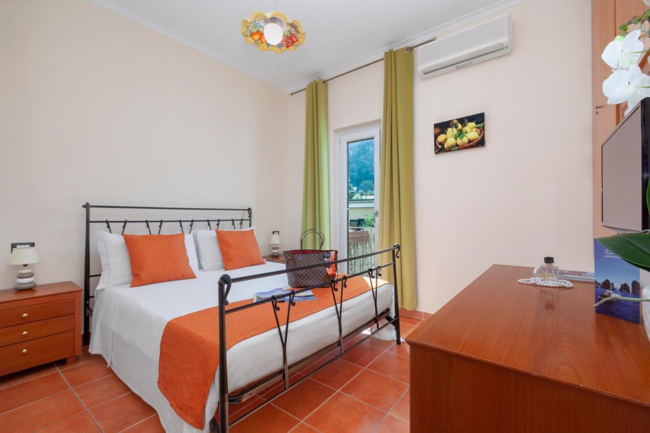 CASA SORRENTO, immerso nel verde a pochi passi dal centro Esterno foto
